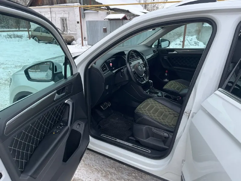 Volkswagen tiguan 2.0 2018 г. в.бензин, полный привод, коробка (dq 500). пробег 115.000 км. (оригинальный) авто в идеальном состоянии, обслужена и не требует вложений. машина покупалась у официального дилера в краснодарском крае, там же и эксплуатировалась. кузов весь в заводском окрасе (включая бампера), стёкла все родные, все узлы и агрегаты в идеальном состоянии. комплектация пред максимальная, есть всё для комфортной езды!!! любые проверки за ваш счёт. цена 2.890 🔥 осмотр макеевка +79493495866 📞 🇷🇺 звоните: +79493495866 - фотография - 5