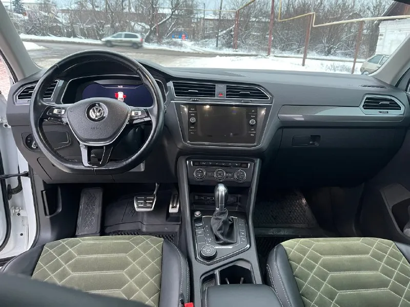 Volkswagen tiguan 2.0 2018 г. в.бензин, полный привод, коробка (dq 500). пробег 115.000 км. (оригинальный) авто в идеальном состоянии, обслужена и не требует вложений. машина покупалась у официального дилера в краснодарском крае, там же и эксплуатировалась. кузов весь в заводском окрасе (включая бампера), стёкла все родные, все узлы и агрегаты в идеальном состоянии. комплектация пред максимальная, есть всё для комфортной езды!!! любые проверки за ваш счёт. цена 2.890 🔥 осмотр макеевка +79493495866 📞 🇷🇺 звоните: +79493495866 - фотография - 6