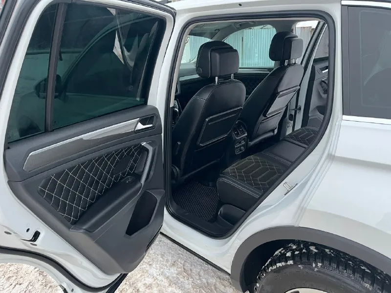 Volkswagen tiguan 2.0 2018 г. в.бензин, полный привод, коробка (dq 500). пробег 115.000 км. (оригинальный) авто в идеальном состоянии, обслужена и не требует вложений. машина покупалась у официального дилера в краснодарском крае, там же и эксплуатировалась. кузов весь в заводском окрасе (включая бампера), стёкла все родные, все узлы и агрегаты в идеальном состоянии. комплектация пред максимальная, есть всё для комфортной езды!!! любые проверки за ваш счёт. цена 2.890 🔥 осмотр макеевка +79493495866 📞 🇷🇺 звоните: +79493495866 - фотография - 7