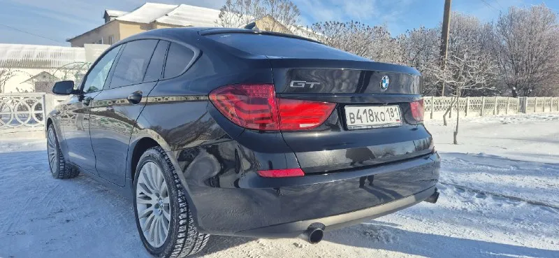 Продам bmw 5-series gran turismo (f07)2012г. в в заводском окрасе !!! без подкрасов ! на полном приводе xdrive (4wd). , с оригинальным пробегом 227т. км двигатель 3.0 бензин, 8-ступенчатый автомат steptronic, — это уникальный пятиместный лифтбэк бизнес-класса, сочетающий черты седана, универсала и кроссовера с кузовом типа «флисхэк» (пять дверей), предлагающий просторный салон, высокий уровень комфорта и большой багажник, благодаря двустворчатой крышке, доступный с мощными бензиновым. автомобиль в родном окрасе, включая бампера. родной пробег. .по комплектации - доводчики дверей, сиденья с ломающимися спинками и вентиляцией, музыка logic 7, круговой обзор. обслуживал машину как полагается, замена масла каждые 5-6 тыс, система охлаждении поддерживалась в чистоте. только сотый бензин. автомобиль полностью сухой снизу: мотор, коробка, редуктора, система охлаждения. двигатель, коробка работают без нареканий, сохранилась часть истории обслуживания и сервисные книжки. стойки 📞 звоните: +7(959)2753142 - фотография - 2