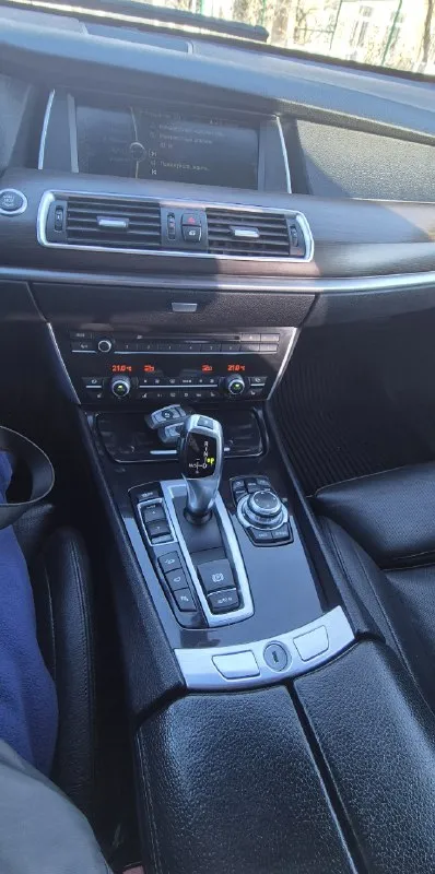 Продам bmw 5-series gran turismo (f07)2012г. в в заводском окрасе !!! без подкрасов ! на полном приводе xdrive (4wd). , с оригинальным пробегом 227т. км двигатель 3.0 бензин, 8-ступенчатый автомат steptronic, — это уникальный пятиместный лифтбэк бизнес-класса, сочетающий черты седана, универсала и кроссовера с кузовом типа «флисхэк» (пять дверей), предлагающий просторный салон, высокий уровень комфорта и большой багажник, благодаря двустворчатой крышке, доступный с мощными бензиновым. автомобиль в родном окрасе, включая бампера. родной пробег. .по комплектации - доводчики дверей, сиденья с ломающимися спинками и вентиляцией, музыка logic 7, круговой обзор. обслуживал машину как полагается, замена масла каждые 5-6 тыс, система охлаждении поддерживалась в чистоте. только сотый бензин. автомобиль полностью сухой снизу: мотор, коробка, редуктора, система охлаждения. двигатель, коробка работают без нареканий, сохранилась часть истории обслуживания и сервисные книжки. стойки 📞 звоните: +7(959)2753142 - фотография - 4
