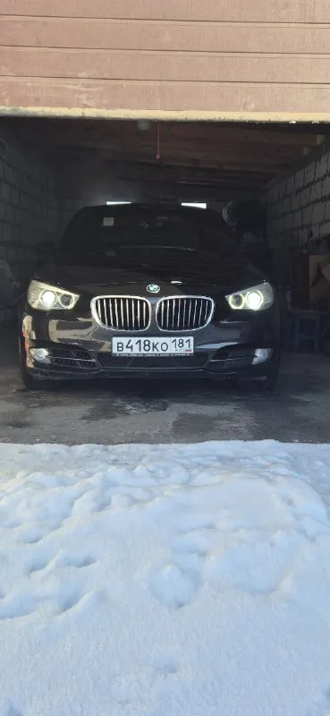 Продам bmw 5-series gran turismo (f07)2012г. в в заводском окрасе !!! без подкрасов ! на полном приводе xdrive (4wd). , с оригинальным пробегом 227т. км двигатель 3.0 бензин, 8-ступенчатый автомат steptronic, — это уникальный пятиместный лифтбэк бизнес-класса, сочетающий черты седана, универсала и кроссовера с кузовом типа «флисхэк» (пять дверей), предлагающий просторный салон, высокий уровень комфорта и большой багажник, благодаря двустворчатой крышке, доступный с мощными бензиновым. автомобиль в родном окрасе, включая бампера. родной пробег. .по комплектации - доводчики дверей, сиденья с ломающимися спинками и вентиляцией, музыка logic 7, круговой обзор. обслуживал машину как полагается, замена масла каждые 5-6 тыс, система охлаждении поддерживалась в чистоте. только сотый бензин. автомобиль полностью сухой снизу: мотор, коробка, редуктора, система охлаждения. двигатель, коробка работают без нареканий, сохранилась часть истории обслуживания и сервисные книжки. стойки 📞 звоните: +7(959)2753142 - фотография - 5