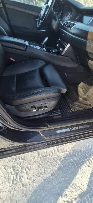 Продам bmw 5-series gran turismo (f07)2012г. в в заводском окрасе !!! без подкрасов ! на полном приводе xdrive (4wd). , с оригинальным пробегом 227т. км двигатель 3.0 бензин, 8-ступенчатый автомат steptronic, — это уникальный пятиместный лифтбэк бизнес-класса, сочетающий черты седана, универсала и кроссовера с кузовом типа «флисхэк» (пять дверей), предлагающий просторный салон, высокий уровень комфорта и большой багажник, благодаря двустворчатой крышке, доступный с мощными бензиновым. автомобиль в родном окрасе, включая бампера. родной пробег. .по комплектации - доводчики дверей, сиденья с ломающимися спинками и вентиляцией, музыка logic 7, круговой обзор. обслуживал машину как полагается, замена масла каждые 5-6 тыс, система охлаждении поддерживалась в чистоте. только сотый бензин. автомобиль полностью сухой снизу: мотор, коробка, редуктора, система охлаждения. двигатель, коробка работают без нареканий, сохранилась часть истории обслуживания и сервисные книжки. стойки 📞 звоните: +7(959)2753142 - фотография - 6