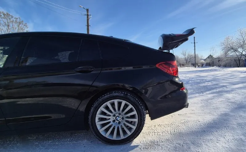 Продам bmw 5-series gran turismo (f07)2012г. в в заводском окрасе !!! без подкрасов ! на полном приводе xdrive (4wd). , с оригинальным пробегом 227т. км двигатель 3.0 бензин, 8-ступенчатый автомат steptronic, — это уникальный пятиместный лифтбэк бизнес-класса, сочетающий черты седана, универсала и кроссовера с кузовом типа «флисхэк» (пять дверей), предлагающий просторный салон, высокий уровень комфорта и большой багажник, благодаря двустворчатой крышке, доступный с мощными бензиновым. автомобиль в родном окрасе, включая бампера. родной пробег. .по комплектации - доводчики дверей, сиденья с ломающимися спинками и вентиляцией, музыка logic 7, круговой обзор. обслуживал машину как полагается, замена масла каждые 5-6 тыс, система охлаждении поддерживалась в чистоте. только сотый бензин. автомобиль полностью сухой снизу: мотор, коробка, редуктора, система охлаждения. двигатель, коробка работают без нареканий, сохранилась часть истории обслуживания и сервисные книжки. стойки 📞 звоните: +7(959)2753142 - фотография - 7