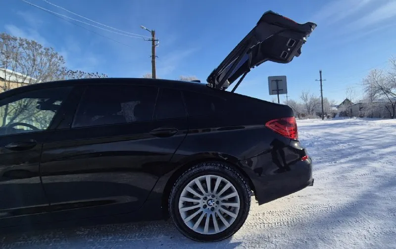 Продам bmw 5-series gran turismo (f07)2012г. в в заводском окрасе !!! без подкрасов ! на полном приводе xdrive (4wd). , с оригинальным пробегом 227т. км двигатель 3.0 бензин, 8-ступенчатый автомат steptronic, — это уникальный пятиместный лифтбэк бизнес-класса, сочетающий черты седана, универсала и кроссовера с кузовом типа «флисхэк» (пять дверей), предлагающий просторный салон, высокий уровень комфорта и большой багажник, благодаря двустворчатой крышке, доступный с мощными бензиновым. автомобиль в родном окрасе, включая бампера. родной пробег. .по комплектации - доводчики дверей, сиденья с ломающимися спинками и вентиляцией, музыка logic 7, круговой обзор. обслуживал машину как полагается, замена масла каждые 5-6 тыс, система охлаждении поддерживалась в чистоте. только сотый бензин. автомобиль полностью сухой снизу: мотор, коробка, редуктора, система охлаждения. двигатель, коробка работают без нареканий, сохранилась часть истории обслуживания и сервисные книжки. стойки 📞 звоните: +7(959)2753142 - фотография - 8