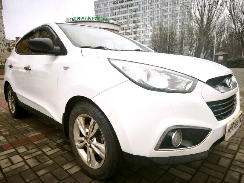 🚘 марка и модель: ix35 📏 пробег: 237т. км. 📆 год: 2012 📝 кпп: ⚙️ описание: 1 090 тыс. ₽. hyundai ix35 2012г. 10-й месяц автомат aisin 6 ступ. 2.0л бензин полный привод 4wd ! высокий клиренс в родном окрасе почти весь кузов ! два ключа. зимняя резина. литые диски r17 автозапуск. парктроник. сигнализация машина ухоженная. есть сервисная книга комплектация: кондиционер (заправлен, холодит), 4 эсп, электрозеркала, подогревы (всех сидений, зеркал, лобового и заднего стекла), птф, мультируль, круиз контроль, датчик света и дождя, bluetooth/usb, подлокотник, рейлинги, ветровики г. донецк +7 949 302 87 11 💰 цена: 1090 тыс. ₽ 🌍 город: 📞 звоните: +7(949)3028711 - фотография - 9