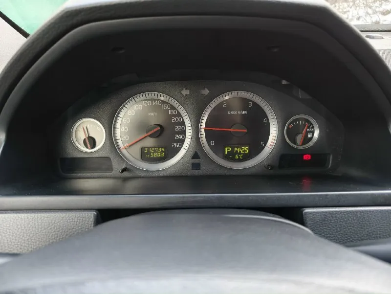 Продам volvo хс90, европейка, пригнана из германии. автомобиль в хорошем состоянии полностью обслужен и исправен, много по машине сделано (в частности заменена коробка на контрактную с пробегом 90тыс. км, заменены крестовины на кардане, убран и отшит сажевый фильтр и тд. ), обслуживалась на volvo сервисе (у них можно узнать всю историю ремонтов, некоторые заказ-наряды имеются на руках. хорошая комплектация, есть все кроме люка. лето 21, зима 18 колеса. езжу на машине каждый день. продаю неспеша, в связи с необходимостью приобрести микроавтобус. более подробно расскажу о машине желающим по телефону +7949-301-63-35. 📞 звоните: +7(949)3016335 - фотография - 6