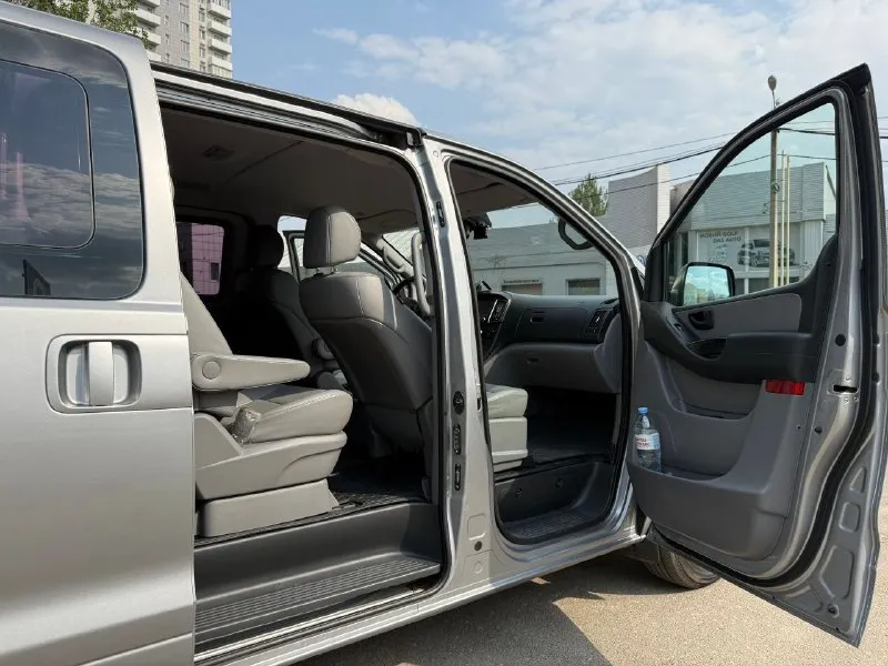 🔥 hyundai grand starex 2018 4wd 2.5л(175 л. с) категория b 8+1 в отличном состоянии! 2 ключа пробег 113.000,переодически выезжаю на нём 2 комплекта колес, третий всесезонка на докат во владении с января 2024,то по регламенту! топливный фильтр оригинал замена каждые 8.000 км мосты, раздатка, коробка обслужены своевременно 🫡 по ходовке проблем нет! прошел то (замена масла двс, частичная фильтра+новый насос гур)❗️ перед нг отшиты егр и вся экология на сервисе г. донецк я единственный владелец, осмотр центр донецка цена 3.450.000,торг будет +79495582283 📲 tg: @tyttopreklama 📞 звоните: +7(949)5582283 - фотография - 4