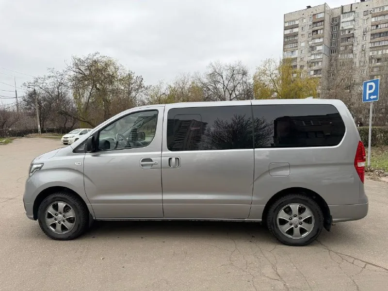 🔥 hyundai grand starex 2018 4wd 2.5л(175 л. с) категория b 8+1 в отличном состоянии! 2 ключа пробег 113.000,переодически выезжаю на нём 2 комплекта колес, третий всесезонка на докат во владении с января 2024,то по регламенту! топливный фильтр оригинал замена каждые 8.000 км мосты, раздатка, коробка обслужены своевременно 🫡 по ходовке проблем нет! прошел то (замена масла двс, частичная фильтра+новый насос гур)❗️ перед нг отшиты егр и вся экология на сервисе г. донецк я единственный владелец, осмотр центр донецка цена 3.450.000,торг будет +79495582283 📲 tg: @tyttopreklama 📞 звоните: +7(949)5582283 - фотография - 7