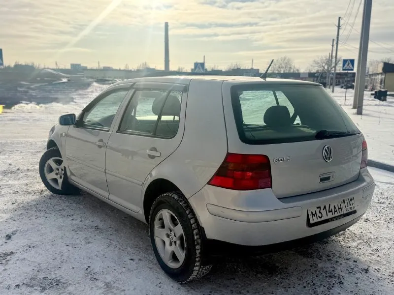 Продам volkswagen golf 4, мотор 1.6 бензин (16-ти клапанный) очень резвый, мкпп. комплектация с климатконтролем, 4 стеклоподъемника, люк рабочий, не течет, бортовой компьютер, кондиционер, без дтп, лобовое оригинал. гнили и ржавчины нет. шины зимние новые. работает все что должно работать. цена 540.000 рублей. звоните +79495196001. 📞 звоните: +7(949)5196001 - фотография - 3