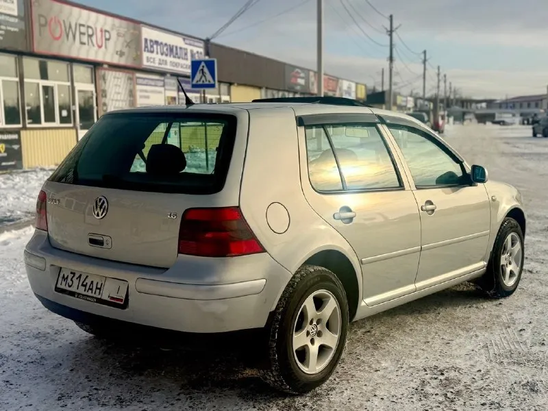 Продам volkswagen golf 4, мотор 1.6 бензин (16-ти клапанный) очень резвый, мкпп. комплектация с климатконтролем, 4 стеклоподъемника, люк рабочий, не течет, бортовой компьютер, кондиционер, без дтп, лобовое оригинал. гнили и ржавчины нет. шины зимние новые. работает все что должно работать. цена 540.000 рублей. звоните +79495196001. 📞 звоните: +7(949)5196001 - фотография - 5