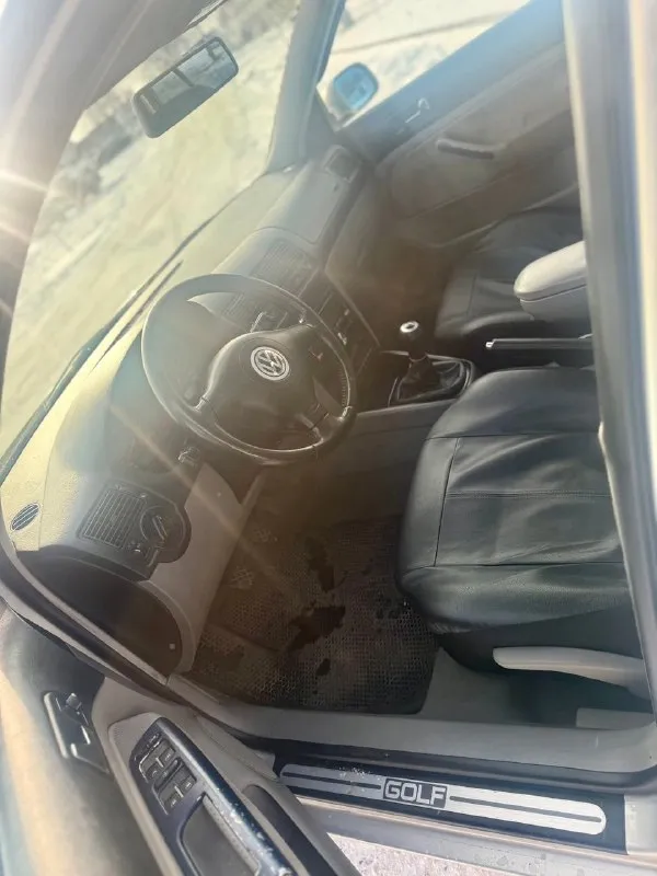 Продам volkswagen golf 4, мотор 1.6 бензин (16-ти клапанный) очень резвый, мкпп. комплектация с климатконтролем, 4 стеклоподъемника, люк рабочий, не течет, бортовой компьютер, кондиционер, без дтп, лобовое оригинал. гнили и ржавчины нет. шины зимние новые. работает все что должно работать. цена 540.000 рублей. звоните +79495196001. 📞 звоните: +7(949)5196001 - фотография - 6