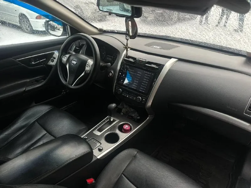 Nissan teana 2014 год надежный и комфортный бизнес-седан, полностью обслужен и не требует вложений. пробег: 309 000 км, 2.5 бензин, передний привод. то пройдено полностью, строго по регламенту, расхода масла нет, ходовка обслужена, ничего не стучит и не гремит, двигатель и коробка работают идеально, автомобиль ухожен, сел и поехал, кожаный салон, электрорегулировки сидений. подогрев руля, климат-контроль (2-зонный), камера заднего вида, круиз-контроль, бесключевой доступ / кнопка start-stop, мультимедийная система с большим экраном. премиальная аудиосистема, электроскладывание зеркал. датчики света и дождя, парктроники, литые диски, полный электропакет, 2 ключа. цена: 1 380 000 ₽ реальному покупателю — разумный торг у капота. +79591017858 📞 звоните: +7(959)1017858 - фотография - 5