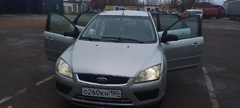Продаю ford focus ii седан 2006 года. 1.6 л, 100 л. с., серебристого цвета. двигатель не дымит, не т... - фотография
