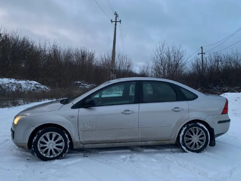 Продаю ford focus ii седан 2006 года. 1.6 л, 100 л. с., серебристого цвета. двигатель не дымит, не троит, коробка не хрустит — всё работает чётко. год назад были переварены пороги, подвеска заменена 2 месяца назад. по комплектации: • гур • кондиционер • подогрев передних сидений • передние электрические стеклоподъёмники • электро регулировка зеркал + подогрев • обогрев заднего стекла • регулировка руля по высоте • регулировка водительского сидения в разных режимах • довольно хорошая аудиосистема по машине абсолютно всё работает. я — владелец. цена: 425 000 руб. + торг. в любое время можете посмотреть в червоногвардейском районе. телефон: +7 9497925179. если не дозваниваетесь, пишите в лс. 📞 звоните: +7(949)7925179 - фотография - 3