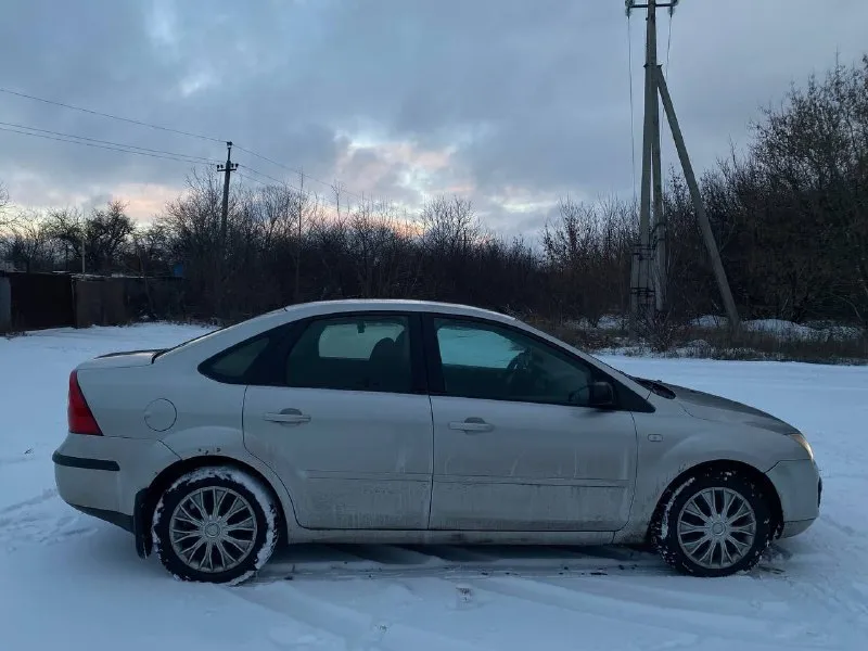 Продаю ford focus ii седан 2006 года. 1.6 л, 100 л. с., серебристого цвета. двигатель не дымит, не троит, коробка не хрустит — всё работает чётко. год назад были переварены пороги, подвеска заменена 2 месяца назад. по комплектации: • гур • кондиционер • подогрев передних сидений • передние электрические стеклоподъёмники • электро регулировка зеркал + подогрев • обогрев заднего стекла • регулировка руля по высоте • регулировка водительского сидения в разных режимах • довольно хорошая аудиосистема по машине абсолютно всё работает. я — владелец. цена: 425 000 руб. + торг. в любое время можете посмотреть в червоногвардейском районе. телефон: +7 9497925179. если не дозваниваетесь, пишите в лс. 📞 звоните: +7(949)7925179 - фотография - 4