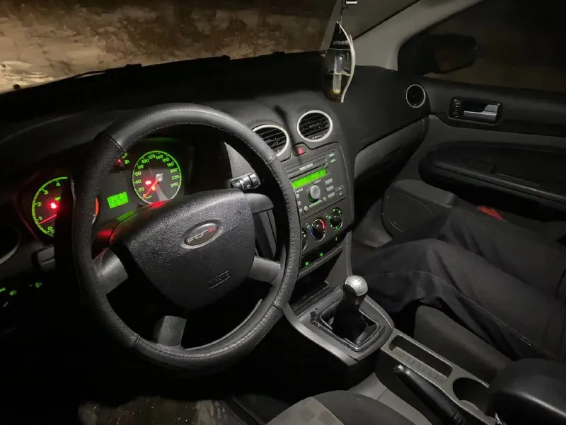 Продаю ford focus ii седан 2006 года. 1.6 л, 100 л. с., серебристого цвета. двигатель не дымит, не троит, коробка не хрустит — всё работает чётко. год назад были переварены пороги, подвеска заменена 2 месяца назад. по комплектации: • гур • кондиционер • подогрев передних сидений • передние электрические стеклоподъёмники • электро регулировка зеркал + подогрев • обогрев заднего стекла • регулировка руля по высоте • регулировка водительского сидения в разных режимах • довольно хорошая аудиосистема по машине абсолютно всё работает. я — владелец. цена: 425 000 руб. + торг. в любое время можете посмотреть в червоногвардейском районе. телефон: +7 9497925179. если не дозваниваетесь, пишите в лс. 📞 звоните: +7(949)7925179 - фотография - 5