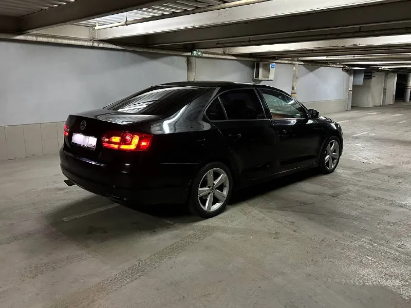 Продам: volkswagen jetta 2.0 топливо: бензин год выпуска: 2012 (американка) тип кпп: автомат (aisin) ✅ пробег: 112.000 миль - автомобиль в хорошем состоянии, надежный, экономичный. гаражное хранение. масло, фильтра, свечи, грм - заменены. ✅ кузов: желательно покрасить крыло и бампер задний. - двигатель 2.0 (8 клоп), атмосферный, без турбины и прямого впрыска, работает отлично, масло не расходует❗ ✅ комплектация: - кондиционер - мультимедиа: навигация, камера зад. вида, bluetooth, usb. ✅ документы: - птс оригинал, продажа только с переоформлением в мрео❗ 📍осмотр в г. донецк, калининский р-н. цена: 899.999 руб 📞🇷🇺звоните: +7 (949) 412-35-77 - фотография - 5