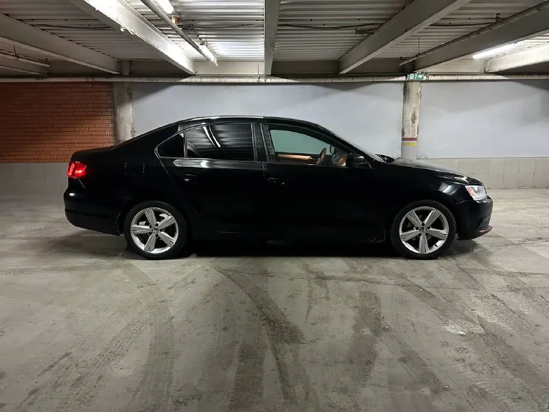 Продам: volkswagen jetta 2.0 топливо: бензин год выпуска: 2012 (американка) тип кпп: автомат (aisin) ✅ пробег: 112.000 миль - автомобиль в хорошем состоянии, надежный, экономичный. гаражное хранение. масло, фильтра, свечи, грм - заменены. ✅ кузов: желательно покрасить крыло и бампер задний. - двигатель 2.0 (8 клоп), атмосферный, без турбины и прямого впрыска, работает отлично, масло не расходует❗ ✅ комплектация: - кондиционер - мультимедиа: навигация, камера зад. вида, bluetooth, usb. ✅ документы: - птс оригинал, продажа только с переоформлением в мрео❗ 📍осмотр в г. донецк, калининский р-н. цена: 899.999 руб 📞🇷🇺звоните: +7 (949) 412-35-77 - фотография - 6