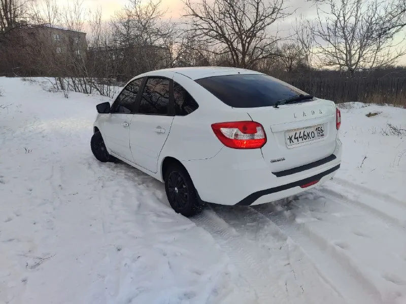 Продам ваз гранта фл лифтбек 2018 года двигатель 1.6, 16 клапанный пробег 134000 ( родной ) кондиционер ( рабочий ) подогрев сидений, зеркал, заднего стекла абс, две подушки безопасности чистый- ухоженный салон вместительный багажник сигнализация с автозапуском и обратной связью краснодон, цена 630000₽ хороший торг 9591359925 📞 звоните: +7(959)1359925 - фотография - 5