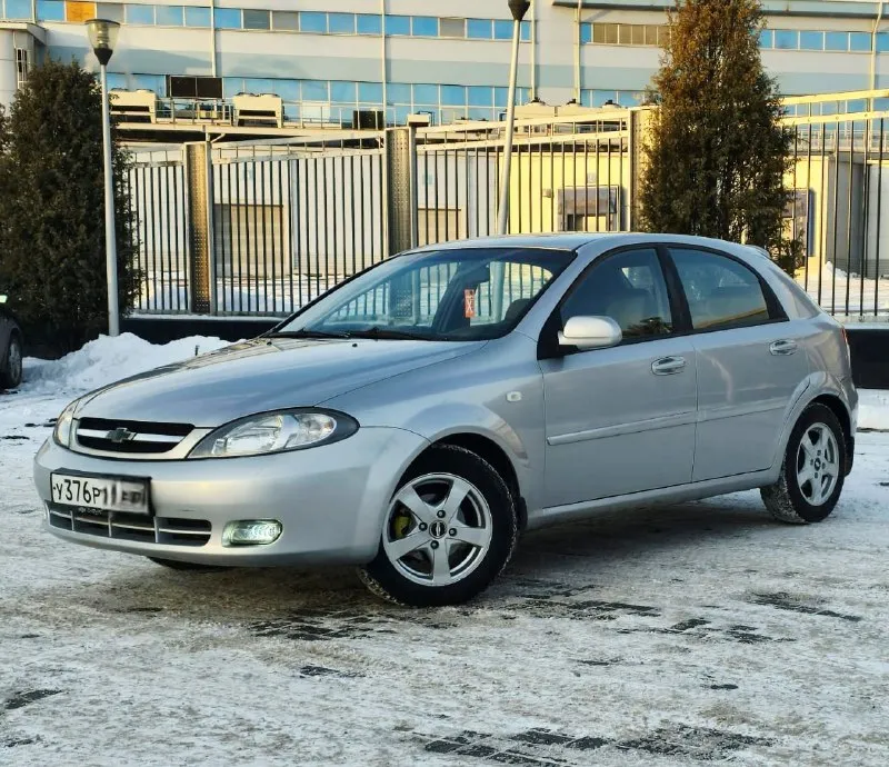 Продам. красивый, надежный, вместительный chevrolet lacetti. год выпуска 2009, пробег 206000 км. родной не скручен не смотан подтверждённый любые проверки с вашей стороны приветствуются мкпп 5-ступенчатая механика. г. донецк. тел. +79494491943. если не дозвонились, на этом номере есть telegram. авто в хорошем. состояние как внешнее, так и техническое без гнили, коррозии и ржавчины. остекление заводское, в том числе и лобовое, в дтп не участвовала, в родном окрасе (только косметика). все швы и герметики заводские. не одна деталь не один болтик не крутился, техническое состояние без нареканий. подвеска обслужена. масла фильтра все жидкости заменены. мотор работает как швейцарские часы. салон целый чистый и опрятный комплектация: полный электропакет. кондиционер (холодит как сумасшедший), abs, srs airbag гидроусилитель руля электроподъемники всех стекол с давотчиками электрозеркала с подогревом led-противотуманки корректор фар центральный замок сигнализацыя sheriff с обратной связью г. донецк цена 550.000 торг - фотография - 2