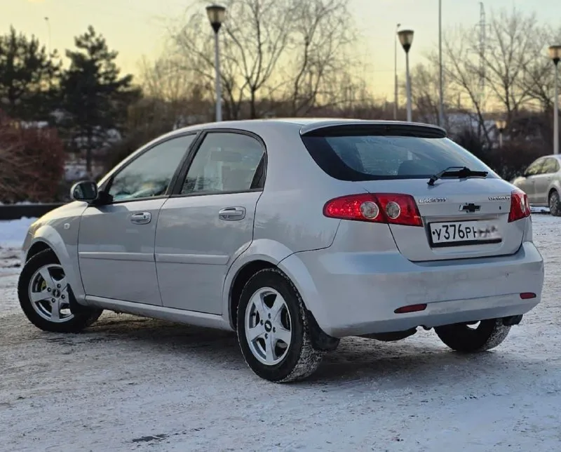 Продам. красивый, надежный, вместительный chevrolet lacetti. год выпуска 2009, пробег 206000 км. родной не скручен не смотан подтверждённый любые проверки с вашей стороны приветствуются мкпп 5-ступенчатая механика. г. донецк. тел. +79494491943. если не дозвонились, на этом номере есть telegram. авто в хорошем. состояние как внешнее, так и техническое без гнили, коррозии и ржавчины. остекление заводское, в том числе и лобовое, в дтп не участвовала, в родном окрасе (только косметика). все швы и герметики заводские. не одна деталь не один болтик не крутился, техническое состояние без нареканий. подвеска обслужена. масла фильтра все жидкости заменены. мотор работает как швейцарские часы. салон целый чистый и опрятный комплектация: полный электропакет. кондиционер (холодит как сумасшедший), abs, srs airbag гидроусилитель руля электроподъемники всех стекол с давотчиками электрозеркала с подогревом led-противотуманки корректор фар центральный замок сигнализацыя sheriff с обратной связью г. донецк цена 550.000 торг - фотография - 5