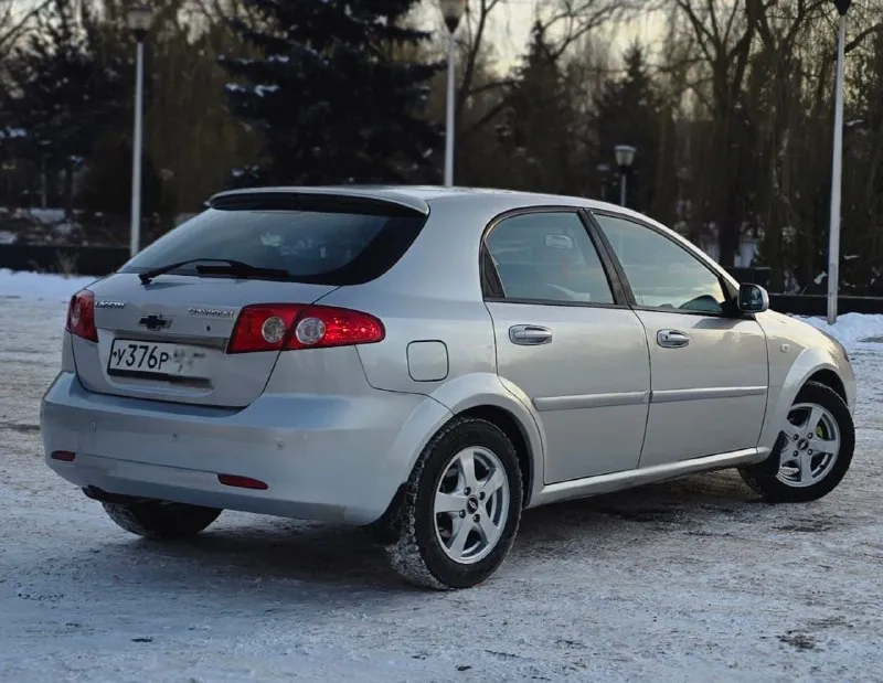 Продам. красивый, надежный, вместительный chevrolet lacetti. год выпуска 2009, пробег 206000 км. родной не скручен не смотан подтверждённый любые проверки с вашей стороны приветствуются мкпп 5-ступенчатая механика. г. донецк. тел. +79494491943. если не дозвонились, на этом номере есть telegram. авто в хорошем. состояние как внешнее, так и техническое без гнили, коррозии и ржавчины. остекление заводское, в том числе и лобовое, в дтп не участвовала, в родном окрасе (только косметика). все швы и герметики заводские. не одна деталь не один болтик не крутился, техническое состояние без нареканий. подвеска обслужена. масла фильтра все жидкости заменены. мотор работает как швейцарские часы. салон целый чистый и опрятный комплектация: полный электропакет. кондиционер (холодит как сумасшедший), abs, srs airbag гидроусилитель руля электроподъемники всех стекол с давотчиками электрозеркала с подогревом led-противотуманки корректор фар центральный замок сигнализацыя sheriff с обратной связью г. донецк цена 550.000 торг - фотография - 6