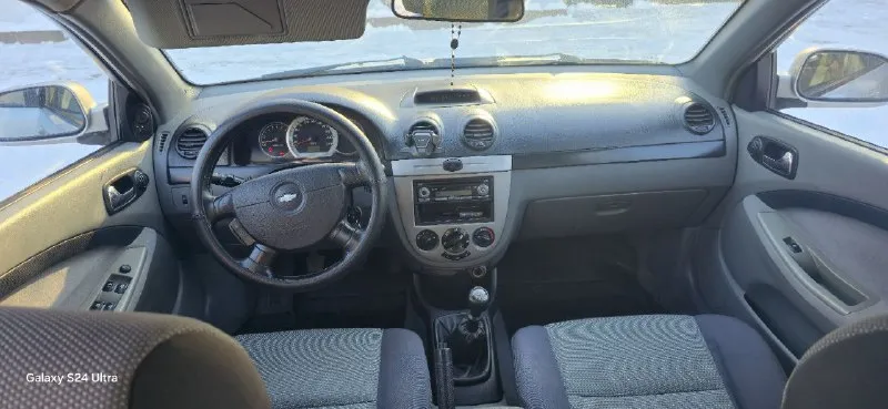 Продам. красивый, надежный, вместительный chevrolet lacetti. год выпуска 2009, пробег 206000 км. родной не скручен не смотан подтверждённый любые проверки с вашей стороны приветствуются мкпп 5-ступенчатая механика. г. донецк. тел. +79494491943. если не дозвонились, на этом номере есть telegram. авто в хорошем. состояние как внешнее, так и техническое без гнили, коррозии и ржавчины. остекление заводское, в том числе и лобовое, в дтп не участвовала, в родном окрасе (только косметика). все швы и герметики заводские. не одна деталь не один болтик не крутился, техническое состояние без нареканий. подвеска обслужена. масла фильтра все жидкости заменены. мотор работает как швейцарские часы. салон целый чистый и опрятный комплектация: полный электропакет. кондиционер (холодит как сумасшедший), abs, srs airbag гидроусилитель руля электроподъемники всех стекол с давотчиками электрозеркала с подогревом led-противотуманки корректор фар центральный замок сигнализацыя sheriff с обратной связью г. донецк цена 550.000 торг - фотография - 7