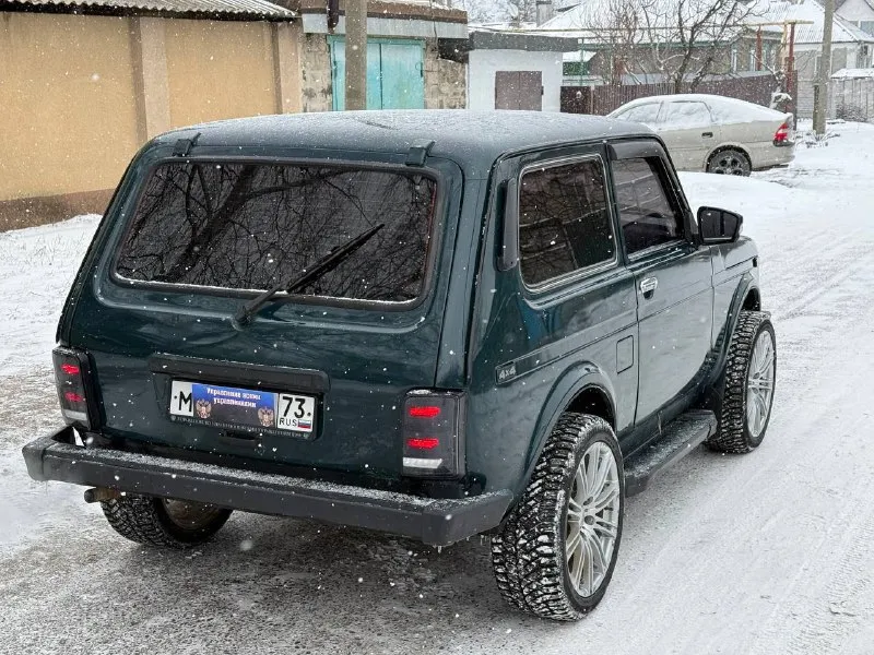 Продам ваз нива 2007 года выпуска автомобиль в очень хорошем состоянии. ходовая часть отрабатывает идеально. днище и пороги без дыр и корозии. двигатель, коробка, раздатка-работают без нареканий, не дымит не троит, все включается, не выбивает. пяти ступенчатая кпп. мосты не воют, без вибрации. документы в полном порядке место осмотра харцызск цена 435т. р номер для связи +79496994520 номер telegram, whatsapp - фотография - 3