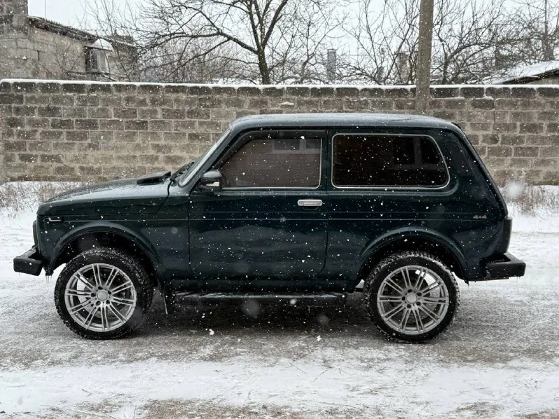 Продам ваз нива 2007 года выпуска автомобиль в очень хорошем состоянии. ходовая часть отрабатывает идеально. днище и пороги без дыр и корозии. двигатель, коробка, раздатка-работают без нареканий, не дымит не троит, все включается, не выбивает. пяти ступенчатая кпп. мосты не воют, без вибрации. документы в полном порядке место осмотра харцызск цена 435т. р номер для связи +79496994520 номер telegram, whatsapp - фотография - 5