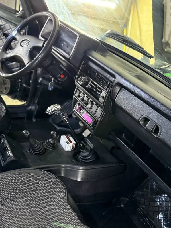 Продам ваз нива 2007 года выпуска автомобиль в очень хорошем состоянии. ходовая часть отрабатывает идеально. днище и пороги без дыр и корозии. двигатель, коробка, раздатка-работают без нареканий, не дымит не троит, все включается, не выбивает. пяти ступенчатая кпп. мосты не воют, без вибрации. документы в полном порядке место осмотра харцызск цена 435т. р номер для связи +79496994520 номер telegram, whatsapp - фотография - 9