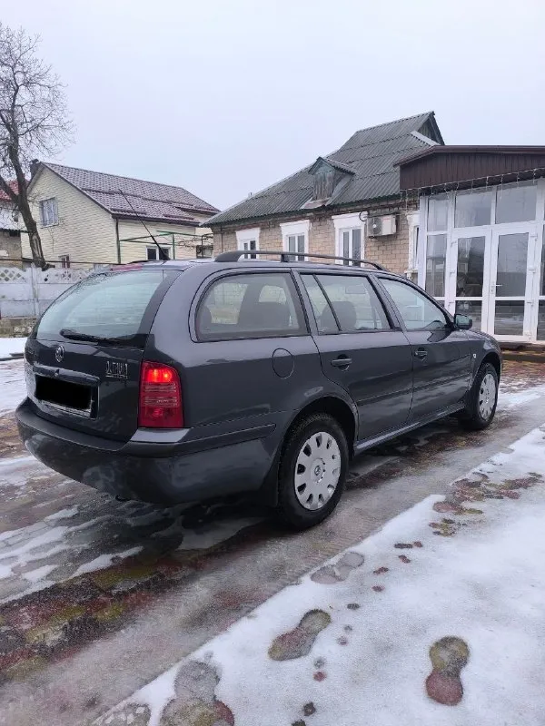 Продам живую, ухоженную skoda octavia tour 1.6 бензин на мкпп. год выпуска 2007 пробег 183т. км подтверждён автотекой. один владелец за всё время эксплуатации! по кузову красивая и ровная! салон в идеальном состоянии! работает абсолютно всё! комплектация с климат-контролем и подогревом сидений. осмотр в любое время г. макеевка. остальные вопросы только по телефону +7-949-705-58-48. (telegram, max). цена 725т. ₽ техосмотр пройден для регистрации в мрэо!!!. 📞 звоните: +7(949)7055848 - фотография - 4