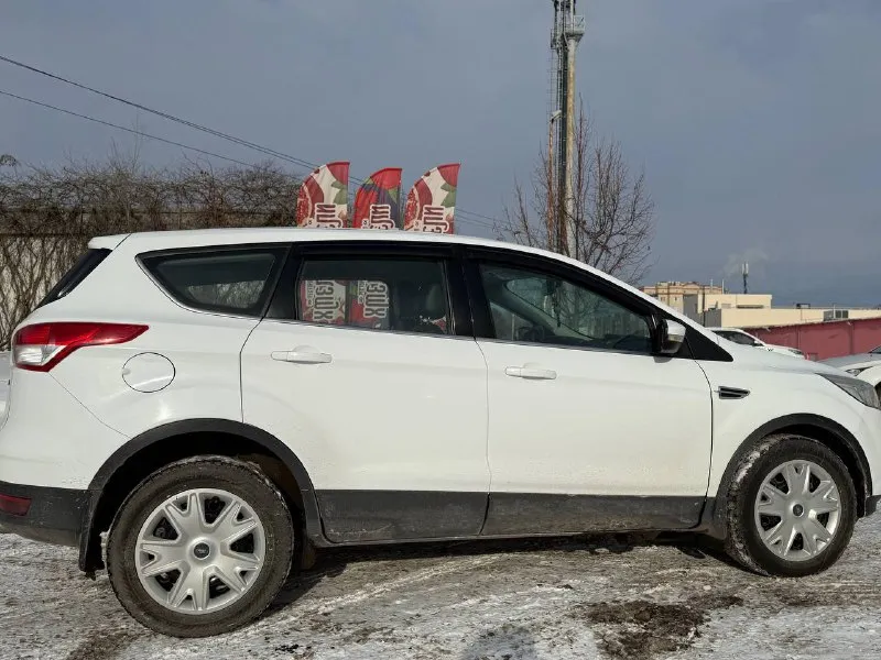Ford kuga 2013 года, бензиновый двигатель 1.6, механическая коробка передач. всего два собственника в одной семье. подтвержденный оригинальный пробег — 168 000 км. состояние отличное: все стекла заводские, включая лобовое, кузов оцинкован. двигатель работает ровно, без посторонних шумов и ошибок, коробка передач переключается плавно, ходовая часть не стучит. полный комплект ключей и сервисная книга. автомобиль полностью обслужен. все документы в порядке! продажа с полным оформлением! находится в донецке. цена — 950 000 рублей. телефон для связи: +79493710826 (telegram). можем отправить все данные по автомобилю - фотография - 7