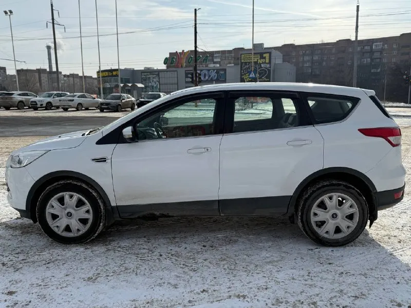 Ford kuga 2013 года, бензиновый двигатель 1.6, механическая коробка передач. всего два собственника в одной семье. подтвержденный оригинальный пробег — 168 000 км. состояние отличное: все стекла заводские, включая лобовое, кузов оцинкован. двигатель работает ровно, без посторонних шумов и ошибок, коробка передач переключается плавно, ходовая часть не стучит. полный комплект ключей и сервисная книга. автомобиль полностью обслужен. все документы в порядке! продажа с полным оформлением! находится в донецке. цена — 950 000 рублей. телефон для связи: +79493710826 (telegram). можем отправить все данные по автомобилю - фотография - 8