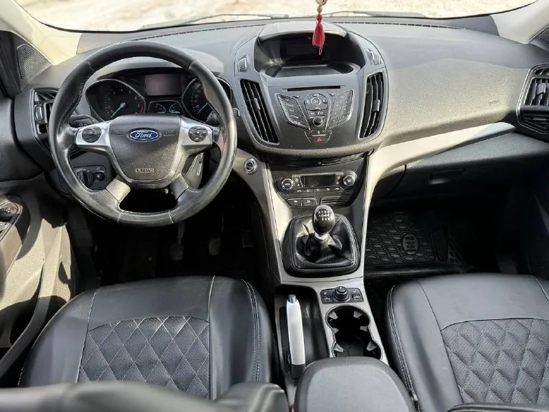 Ford kuga 2013 года, бензиновый двигатель 1.6, механическая коробка передач. всего два собственника в одной семье. подтвержденный оригинальный пробег — 168 000 км. состояние отличное: все стекла заводские, включая лобовое, кузов оцинкован. двигатель работает ровно, без посторонних шумов и ошибок, коробка передач переключается плавно, ходовая часть не стучит. полный комплект ключей и сервисная книга. автомобиль полностью обслужен. все документы в порядке! продажа с полным оформлением! находится в донецке. цена — 950 000 рублей. телефон для связи: +79493710826 (telegram). можем отправить все данные по автомобилю - фотография - 9