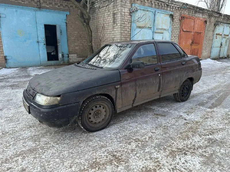 Продам ваз 2110, 2001 года выпуска, инжектор. автомобиль на полном ходу, мотор работает хорошо, коробка не хрустит не вылетает. днище, пороги, стаканы в хорошем состоянии. проводка вся рабочая, печка греет, музыка, эл. стеклоподъемники. хорошая зимняя резина. по документам все в порядке ( стс, птс, дкп). город горловка, цена 130 тыс рублей +79495096146 📲 tg: андрей 0110 📞 звоните: +7(949)5096146 - фотография - 3