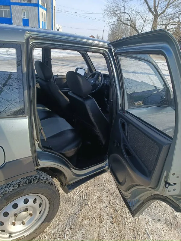 Срочно продам chevrolet нива chevrolet niva berton edition мотор 1.7 бензин пробег 98 тыс. км. год 2010 гур, эл стеклоподъёмники, эл зеркала с подогревом центральный замок сигнализация мотор ходовая раздатка коробка без нареканий все работает исправно, авто в очень хорошем состоянии делать не чего не нужно город шахтёрск документы в порядке стс птс дкп цена 480 тыс руб + торг +79493620713 📞 звоните: +7(949)3620713 - фотография - 5