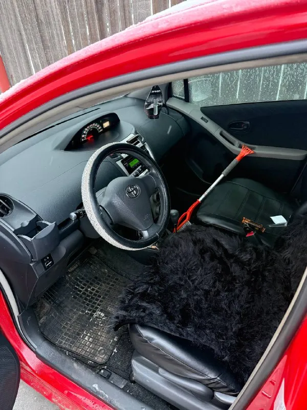 Продам tayota yaris 2008 г объем 1.4 пробег 150 000 тысяч оригинального пробега, не крученый 2й владелец, по рф 1й, машина была куплена первым владельцем в автосалоне в донецке коробка полноценный автомат, не робот по кузову есть незначительные косяки которые спокойно убираются не гнилая, ржавчины нет мотор без нареканий, ходовая, коробка новая зимняя резина модельные чехлы, салон в хорошем состоянии цена 730 тысяч, торг донецк телефон +79493176543 - фотография - 5