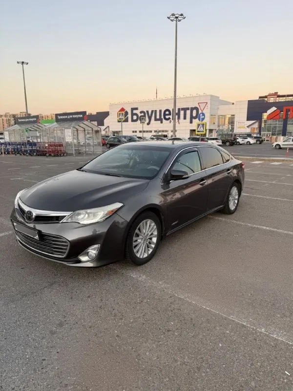 Продам toyota avalon hybrid 2013 г. в. первый и единственный владелец! автомобиль в отличном техническом состоянии, бережно эксплуатировался все эти годы. идеальный вариант для тех, кто ищет надежный, экономичный и комфортный седан бизнес-класса. основные параметры: · год выпуска: 2013 · поколение: xv50 (новейший кузов) · двигатель: 2.5 литра, гибрид (hybrid synergy drive) · коробка передач: вариатор (cvt) · пробег: 152 995 км · цвет: серый металлик «темный асфальт» · владельцев по птс: 1 (я являюсь первым и единственным владельцем) · состояние: отличное, без вложений для нового хозяина. ключевые преимущества: · экономичность: гибридная установка позволяет расходовать в городе от 5 до 6.5 л/100 км. трасса — около 5.5 л. · надежность: легендарная надежность гибридной системы toyota. двигатель аткинсона и электромоторы рассчитаны на сотни тысяч километров. · комфорт: просторный салон с качественной шумоизоляцией, очень мягкая и плавная подвеска. avalon «проглатывает» любы 📞 звоните: +7(900)0087191 - фотография - 6