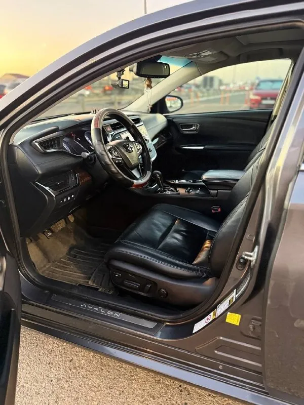 Продам toyota avalon hybrid 2013 г. в. первый и единственный владелец! автомобиль в отличном техническом состоянии, бережно эксплуатировался все эти годы. идеальный вариант для тех, кто ищет надежный, экономичный и комфортный седан бизнес-класса. основные параметры: · год выпуска: 2013 · поколение: xv50 (новейший кузов) · двигатель: 2.5 литра, гибрид (hybrid synergy drive) · коробка передач: вариатор (cvt) · пробег: 152 995 км · цвет: серый металлик «темный асфальт» · владельцев по птс: 1 (я являюсь первым и единственным владельцем) · состояние: отличное, без вложений для нового хозяина. ключевые преимущества: · экономичность: гибридная установка позволяет расходовать в городе от 5 до 6.5 л/100 км. трасса — около 5.5 л. · надежность: легендарная надежность гибридной системы toyota. двигатель аткинсона и электромоторы рассчитаны на сотни тысяч километров. · комфорт: просторный салон с качественной шумоизоляцией, очень мягкая и плавная подвеска. avalon «проглатывает» любы 📞 звоните: +7(900)0087191 - фотография - 7