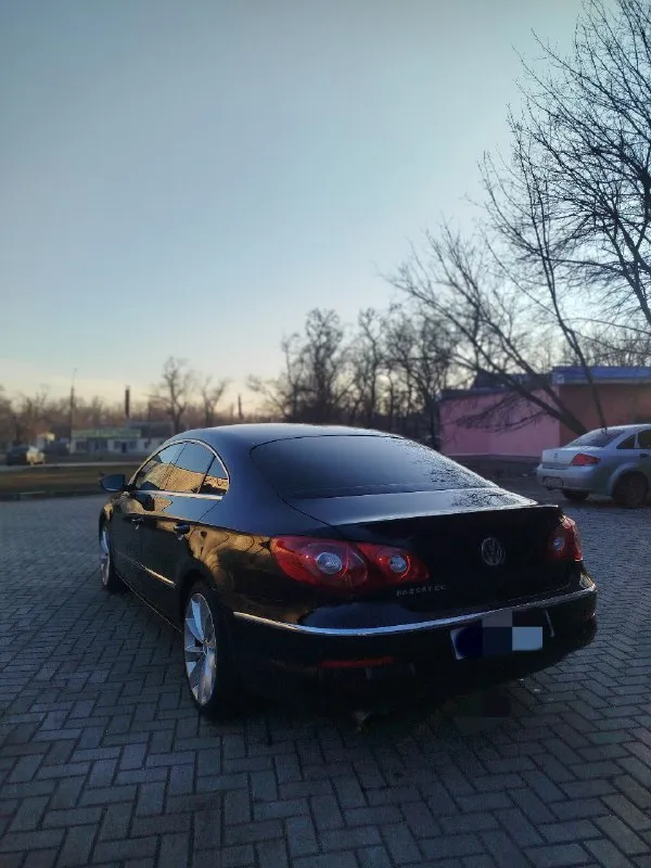 Продам volkswagen passat cc tsi dsg✅ двигатель: 1.8 бензин✅ год: 2011 ✅ цвет : чёрный✅ пробег: 185 000 км✅ богатая комплектация : коричневый кожаный салон, автозапуск, климат контроль, подогрев сидений, мультируль, датчик света, датчик дождя, парктроник, abs, esp и тд✅ автомобиль в отличном состоянии вложений не требует, бережная эксплуатация✅ двигатель работает ровно не дымит, не троит✅ коробка без нареканий ✅ ходовая без нареканий ✅ электрика вся работает✅ два комплекта резины✅ осмотр город : макеевка✅ телефон : +79494035536 если не отвечаю, пишите в тг по этому номеру✅ ✅✅цена : 1 120 000 рублей✅✅. 📞 звоните: +7(949)4035536 - фотография - 4