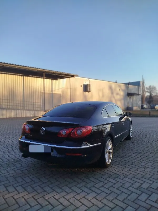 Продам volkswagen passat cc tsi dsg✅ двигатель: 1.8 бензин✅ год: 2011 ✅ цвет : чёрный✅ пробег: 185 000 км✅ богатая комплектация : коричневый кожаный салон, автозапуск, климат контроль, подогрев сидений, мультируль, датчик света, датчик дождя, парктроник, abs, esp и тд✅ автомобиль в отличном состоянии вложений не требует, бережная эксплуатация✅ двигатель работает ровно не дымит, не троит✅ коробка без нареканий ✅ ходовая без нареканий ✅ электрика вся работает✅ два комплекта резины✅ осмотр город : макеевка✅ телефон : +79494035536 если не отвечаю, пишите в тг по этому номеру✅ ✅✅цена : 1 120 000 рублей✅✅. 📞 звоните: +7(949)4035536 - фотография - 6