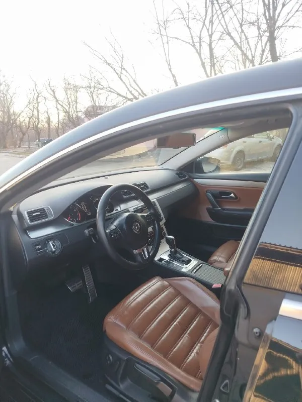 Продам volkswagen passat cc tsi dsg✅ двигатель: 1.8 бензин✅ год: 2011 ✅ цвет : чёрный✅ пробег: 185 000 км✅ богатая комплектация : коричневый кожаный салон, автозапуск, климат контроль, подогрев сидений, мультируль, датчик света, датчик дождя, парктроник, abs, esp и тд✅ автомобиль в отличном состоянии вложений не требует, бережная эксплуатация✅ двигатель работает ровно не дымит, не троит✅ коробка без нареканий ✅ ходовая без нареканий ✅ электрика вся работает✅ два комплекта резины✅ осмотр город : макеевка✅ телефон : +79494035536 если не отвечаю, пишите в тг по этому номеру✅ ✅✅цена : 1 120 000 рублей✅✅. 📞 звоните: +7(949)4035536 - фотография - 8