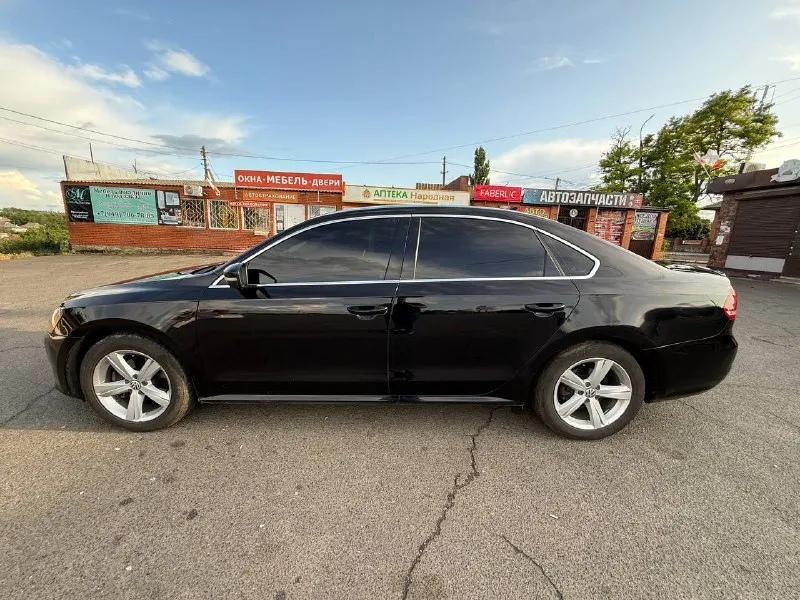 Продам volkswagen passat b7 usa 2012 года по тех паспорту, по вин коду 2013 год. вин 1vwbp7a31dc011435 пригнан в июне 2022 года. самый надежный двигатель в линейке, 2.5 атмосфера на обычном автомате aisin 6-ст. вопросов по машине нет, все обслужено. пробег 178000. за машиной следили и ухаживали. регулярно делали то. два комплекта резины лето и зима. цена 1350000 торг. с номерами дороже. +79497162430 г. мариуполь 📲 tg: @v_katsagorov 📞 звоните: +7(949)7162430 - фотография - 3