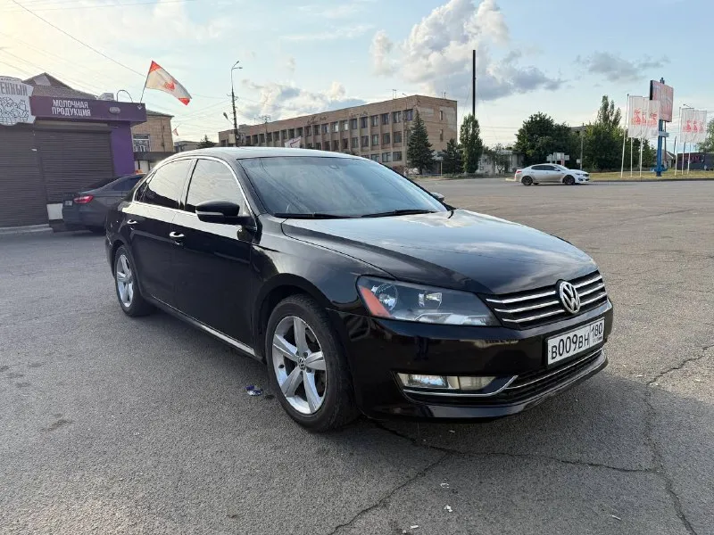 Продам volkswagen passat b7 usa 2012 года по тех паспорту, по вин коду 2013 год. вин 1vwbp7a31dc011435 пригнан в июне 2022 года. самый надежный двигатель в линейке, 2.5 атмосфера на обычном автомате aisin 6-ст. вопросов по машине нет, все обслужено. пробег 178000. за машиной следили и ухаживали. регулярно делали то. два комплекта резины лето и зима. цена 1350000 торг. с номерами дороже. +79497162430 г. мариуполь 📲 tg: @v_katsagorov 📞 звоните: +7(949)7162430 - фотография - 8