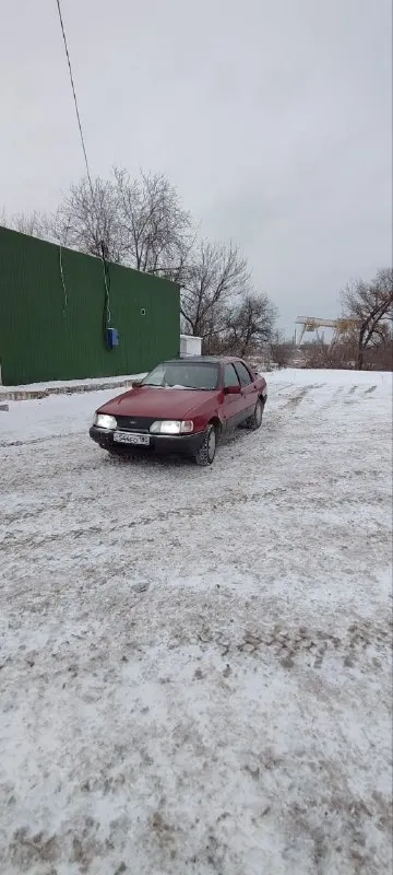 Продам ford sierra 1989 года, мотор 2.0, на ходу, дно целое, варит не надо, полное переоформление я владелец, автомобиль с музыкой. цена 130к, возможен обмен, быстрым хороший торг. +79498425890 📞 звоните: +7(949)8425890 - фотография - 3