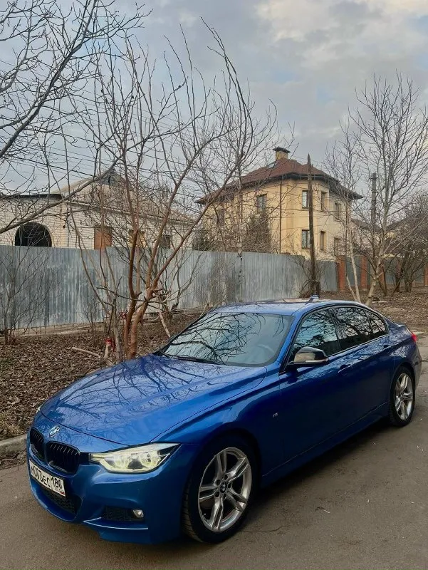 Продаю свою bmw f30 рестайлинг 2015 года на полном приводе💙 двигатель: 2.0 собственник( в птс вписан, владею год) машина полностью в родном окрасе, кроме переднего левого крыла (косметический окрас, была царапина, сделано идеально, не докопаться) покупала в москве, после покупки сделала полное обслуживание, а именно: масло, фильтра. меняю каждые 5000 км и топливный тоже! так же при покупке поменяла масло в раздатке, масло в приводах, масло в коробке, только оригинал, поменяла полностью тормозные диски с колодками (оригинал), все чек наряды имеются. по комплектации есть почти все, что можно добавить в эту машину (подогрев передних сидений и кожаного рулевого колеса, салон выполнен из темной алькантары, парктроник, система курсовой устойчивости, круиз контроль, электропривод зеркал и антиблокировочная система и т. д) продаю по причине покупки новой машины) машина просто стоит, а такая красотка должна ездить!🥹 если, что-то не написала, спрашивайте! отвечу на любой 📞 звоните: +7(949)3050786 - фотография - 2