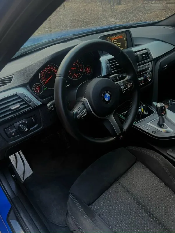 Продаю свою bmw f30 рестайлинг 2015 года на полном приводе💙 двигатель: 2.0 собственник( в птс вписан, владею год) машина полностью в родном окрасе, кроме переднего левого крыла (косметический окрас, была царапина, сделано идеально, не докопаться) покупала в москве, после покупки сделала полное обслуживание, а именно: масло, фильтра. меняю каждые 5000 км и топливный тоже! так же при покупке поменяла масло в раздатке, масло в приводах, масло в коробке, только оригинал, поменяла полностью тормозные диски с колодками (оригинал), все чек наряды имеются. по комплектации есть почти все, что можно добавить в эту машину (подогрев передних сидений и кожаного рулевого колеса, салон выполнен из темной алькантары, парктроник, система курсовой устойчивости, круиз контроль, электропривод зеркал и антиблокировочная система и т. д) продаю по причине покупки новой машины) машина просто стоит, а такая красотка должна ездить!🥹 если, что-то не написала, спрашивайте! отвечу на любой 📞 звоните: +7(949)3050786 - фотография - 3