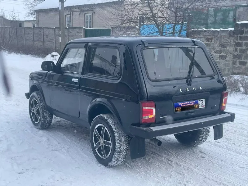 Продам ваз нива 2007 года выпуска с гуром автомобиль в очень хорошем состоянии. ходовая часть отрабатывает идеально. днище и пороги без дыр и корозии. двигатель, коробка, раздатка-работают без нареканий, не дымит не троит, все включается, не выбивает. пяти ступенчатая кпп. мосты не воют, без вибрации. документы в полном порядке место осмотра харцызск цена 425т. р номер для связи +79496994520 номер telegram, whatsapp - фотография - 4