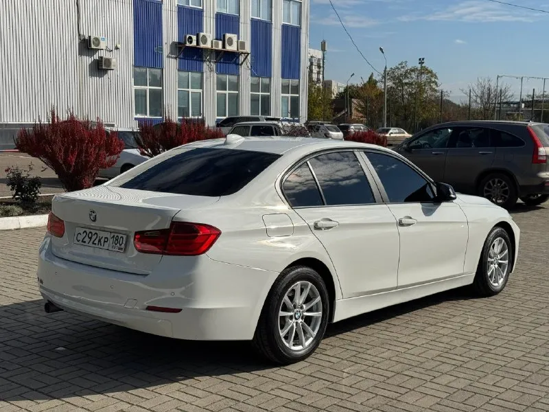 Продаю свою машину bmw f30 рестайлинг год выпуска конец 2013, куплена в 2014 у автомобиля пробег 93.000 тысячи км пробег оригинальный не смотанный! это не пригон, а именно официал!!! автомобиль в идеальном состоянии с зеленой автотекой!! не бит и не крашен от слова совсем!! кто ищет реально достойный вариант это именно эта машина! кто понимает что такое 93 тысячи пробега и в родной краске для bmw тот понимает, а кто не понимает просьба просто так пообщаться не звонить! авто идеальное!! технически вся обслужена от а до я! никаких вложений не требует от слова совсем! уверен в своем авто на 100% климат контроль, мульти руль, 4 режима езды, кнопка старт стоп, авто холд и так далее. новая резина и много чего другого я собственник оформлена на меня если есть какие-то вопросы звоните таких машин в республике с такой историей и с таким пробегом нет!! цена 1.500.000₽ +79495925202 возможен обмен. 📞 звоните: +7(949)5925202 - фотография - 3